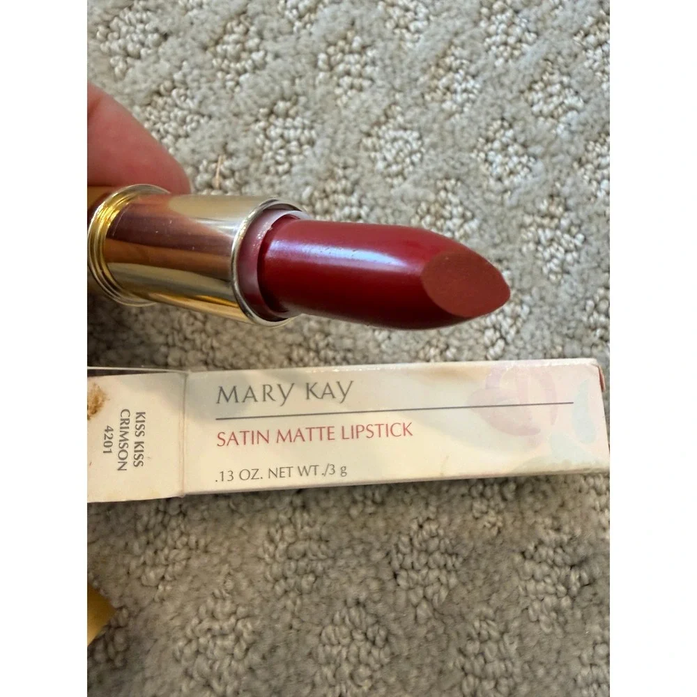 Mary Kay Satin Matte Lipstick Kiss Kiss Crimson 4201 Red New‎ in Box 0.13oz